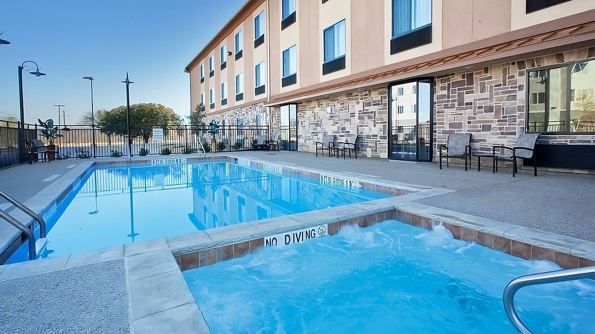 Mineral Wells Hotel | Cozy 3 Queen Beds Suite at Red Lion Inn & Suites, Free Parking, Outdoor Pool!