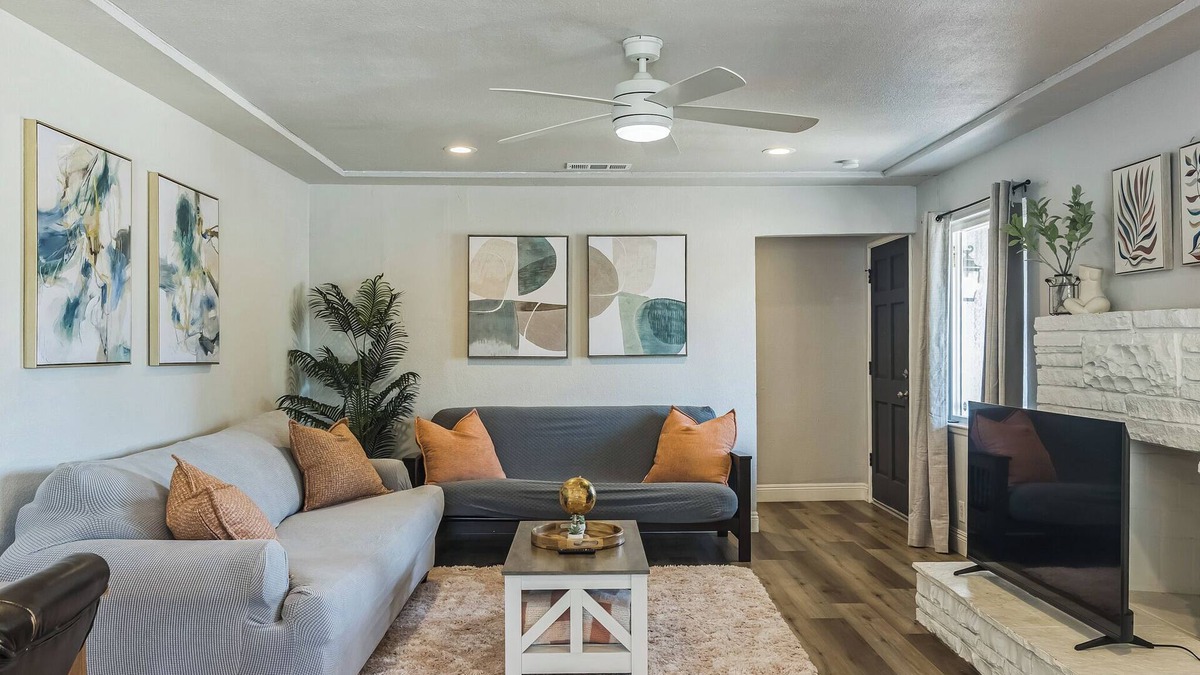 Raisin House | Cozy 3BR Game Room Pool & Ping-Pong Tables Fenced Yard Near Hospitals