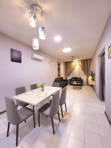 Kuching Apartment | Cozy 3BR Riverfront Sweet Homestay Kuching