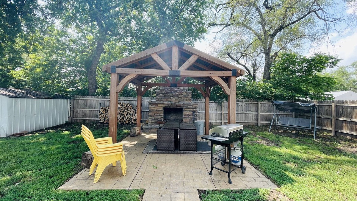 Salina House | Cozy 3BR, Theater Room & FirepitnNo Cleaning Fee!