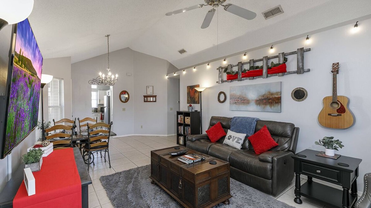 Oviedo House | Cozy 4/2, on ⭐ Beautiful Lake, 🧡 Hot Tub, 😎 Chill Patio & 🎮 Game/Bunk Room!