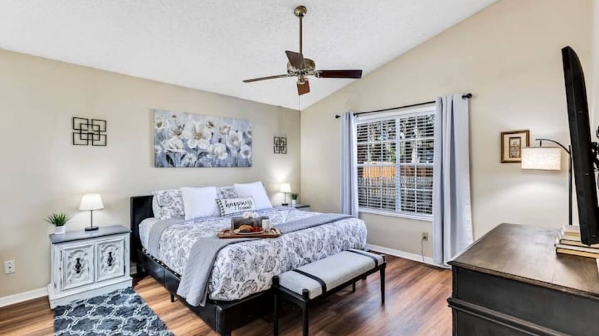 Sanford House | Cozy 4/2, Pool, Game & Bunk Room, 5* Location