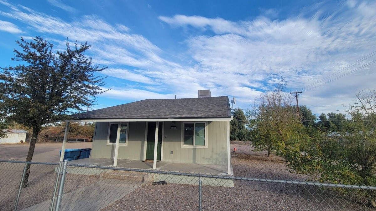 Needles House | Cozy 4 bdrm. 5 minutes from the Colorado River. Family Friendly