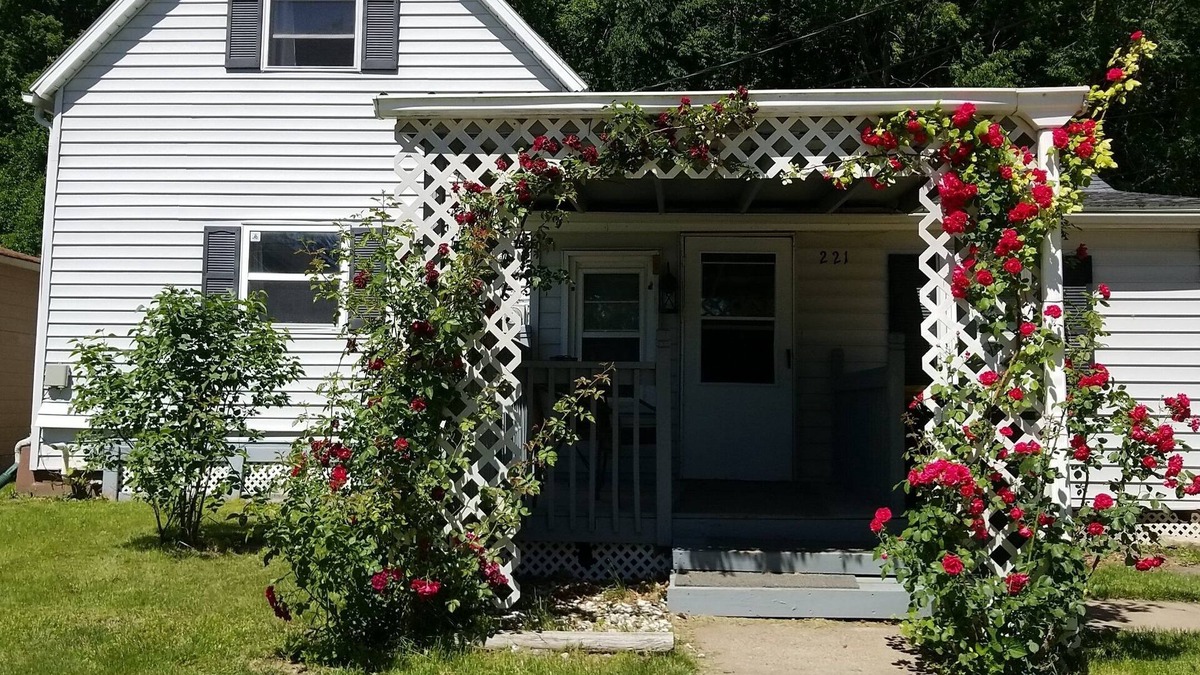 Cassville House | Cozy 4 bedroom 1.5 bath home. Walking distance from downtown. Pet friendly