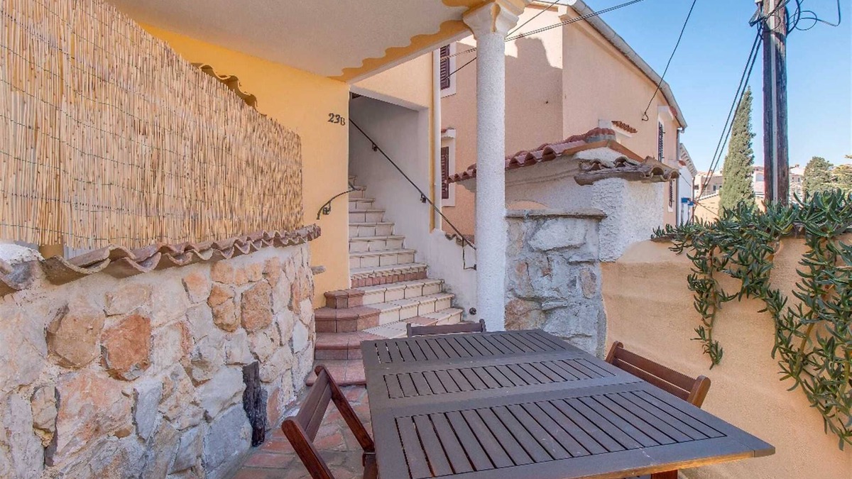 Cove Murtar Apartment | Cozy 4-bedroom Apartment for 8, Pet-friendly with Two Parking Spaces