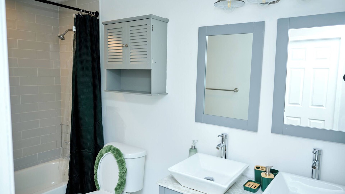 Waldorf House | Cozy 4-bedroom bungalow with AC, fitness room near DC