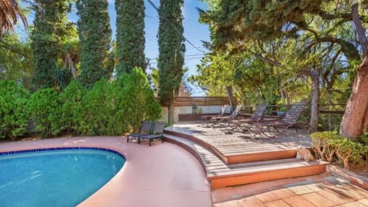 Granada Hills South House | Cozy 4-bedroom house with AC, WiFi and Salt Water Pool.
