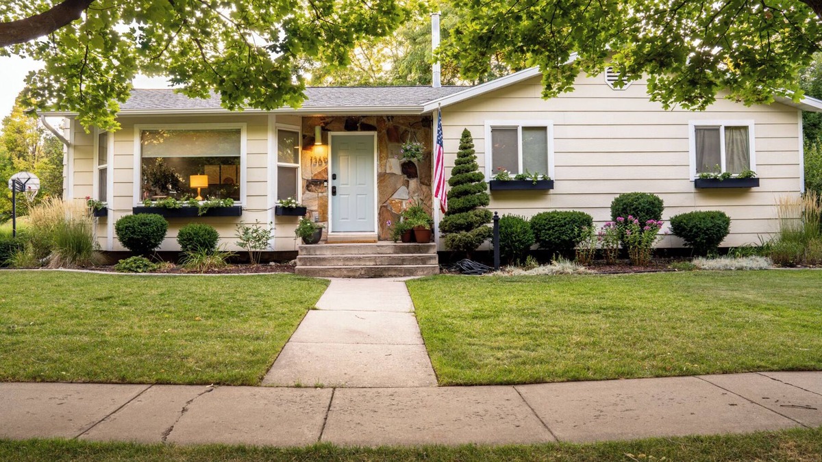 Logan House | Cozy 4-bedroom house in charming Logan. 5-min walk to USU & Lundstrum Park.