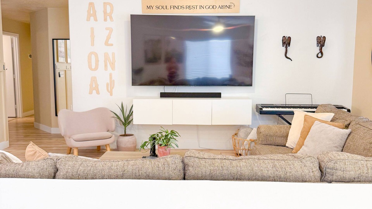 Chandler House | Cozy 4-bedroom house with AC, open concept, and smart-home features in Chandler