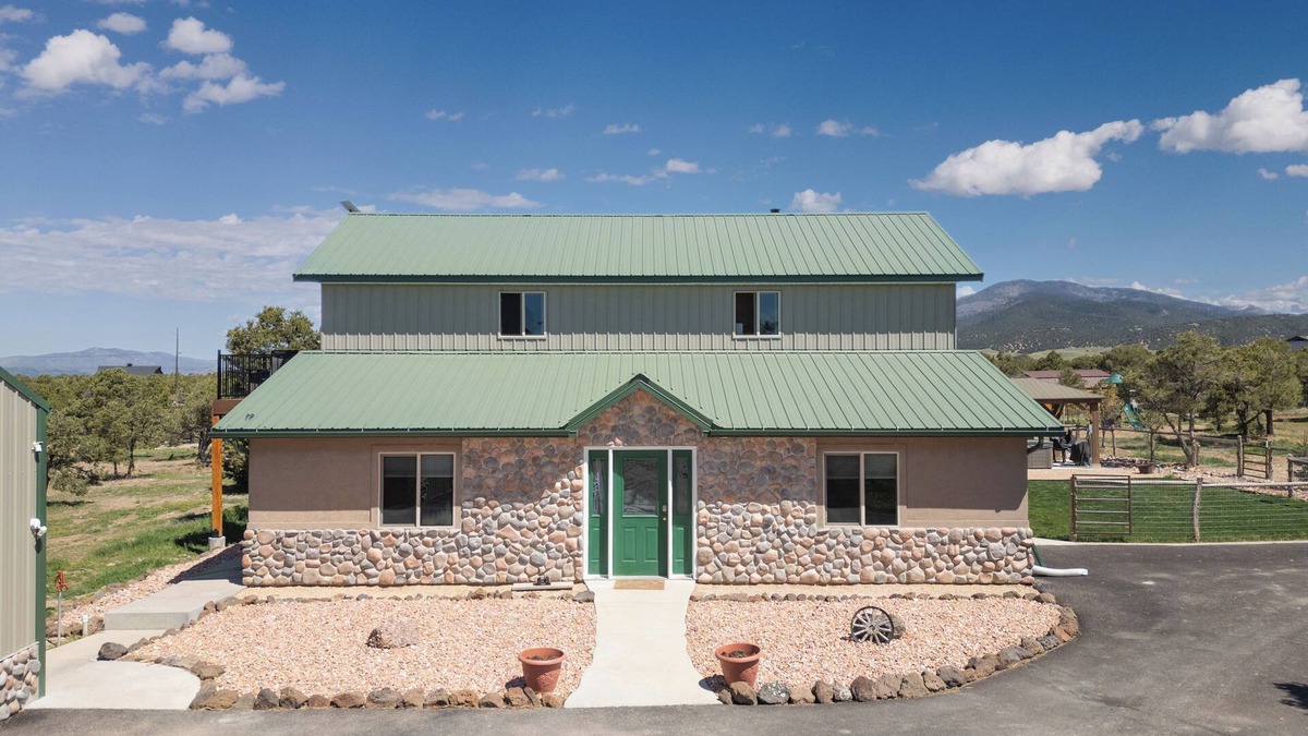 Beaver House | Cozy 4-bedroom house with 3-horse barn in charming Beaver with WiFi
