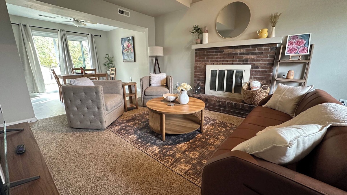 Columbia House | Cozy 4-bedroom townhome with spacious backyard–7 min to campus, 3 min to coffee!
