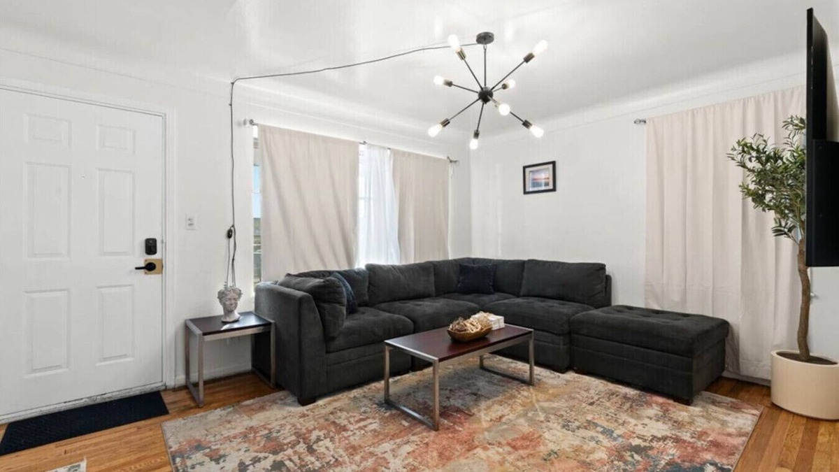Dearborn Heights House | Cozy 4 Bedroom Outdoor furniture 2 Bathrooms