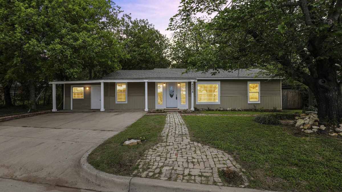 Lake Worth House | Cozy 4-bedroom w/fire pit 5 minutes from lake!