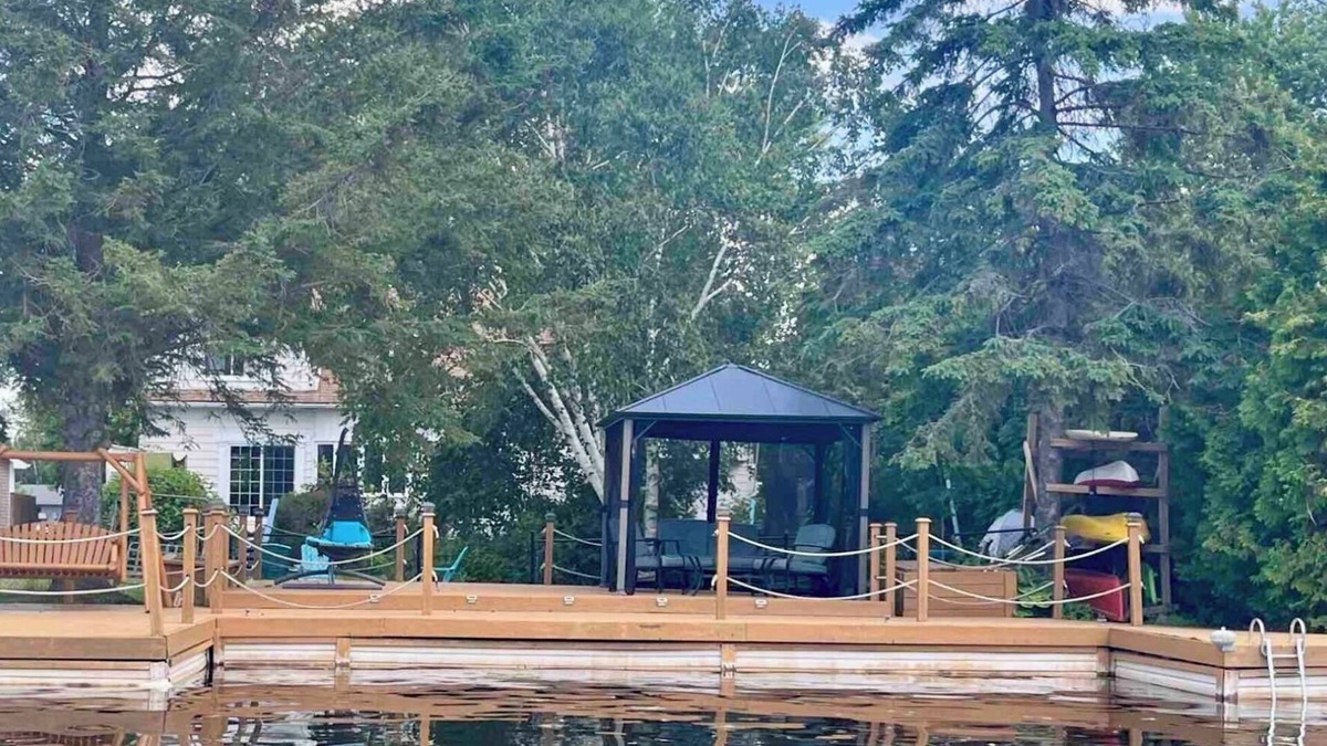 Lagoon City Cottage | Cozy 4 Bedroom Waterfront Cottage with Hottub and Firepit