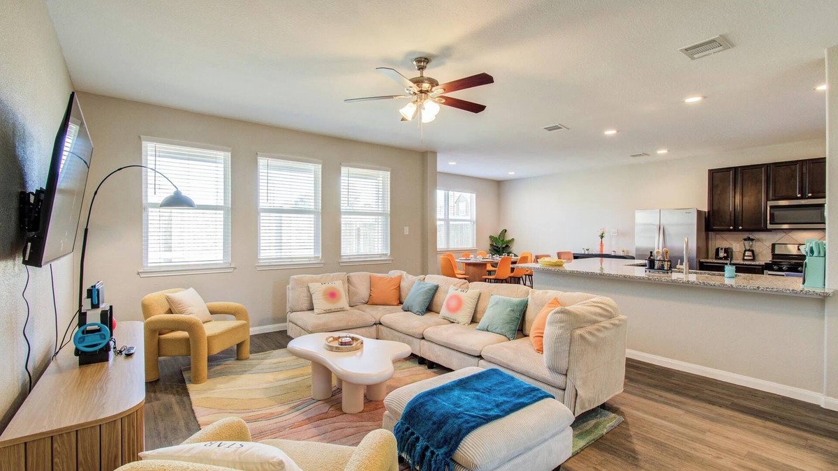 Katy House | Cozy 4b family home, video games, patio projector