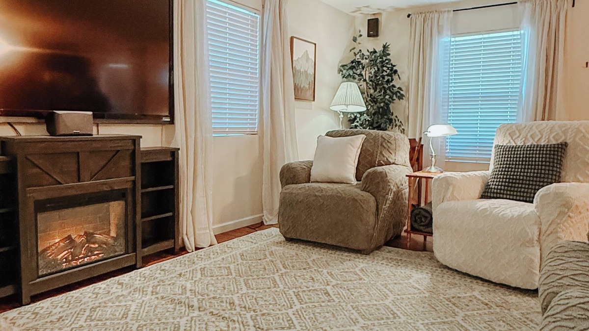 Shasta View House | Cozy 4bd Home w/3 King Beds + EV Charger + Trailer Parking