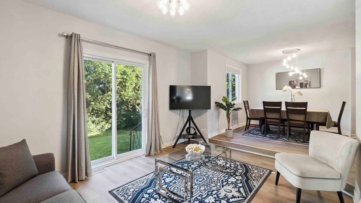Ottawa Division House | Cozy 4BR, 5-Bed Retreat | Entire Barrhaven Home + Yard