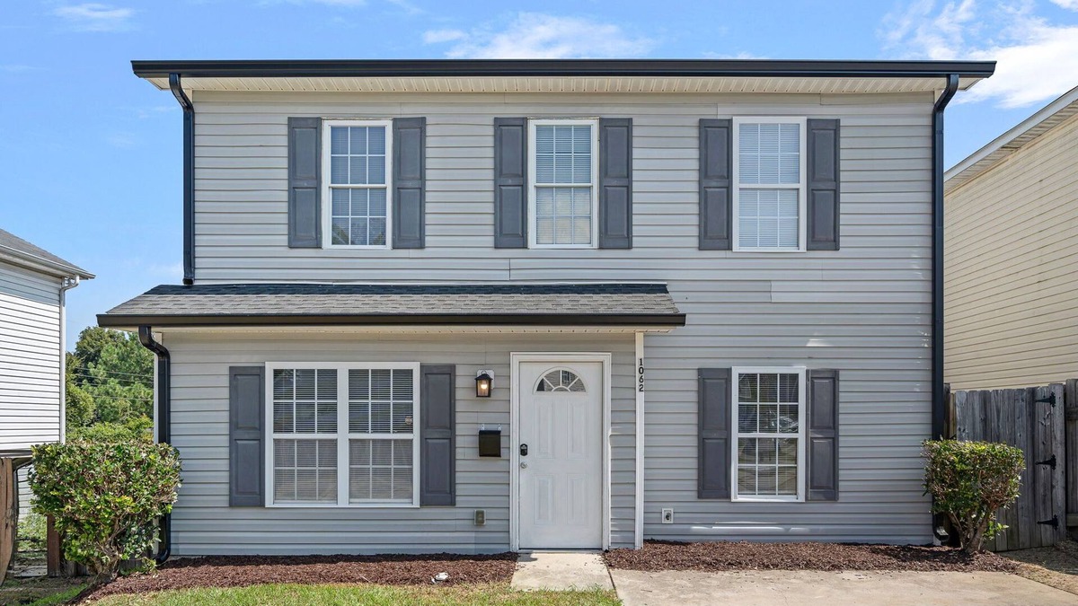 Charlotte House | Cozy 4BR Home Near Uptown -King Bed- Jacuzzi