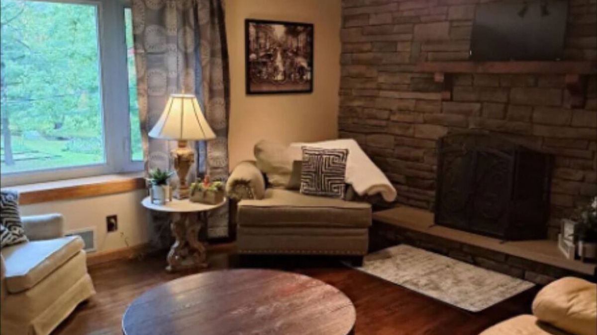 Holly House | Cozy 5 bedroom home in Holly MI