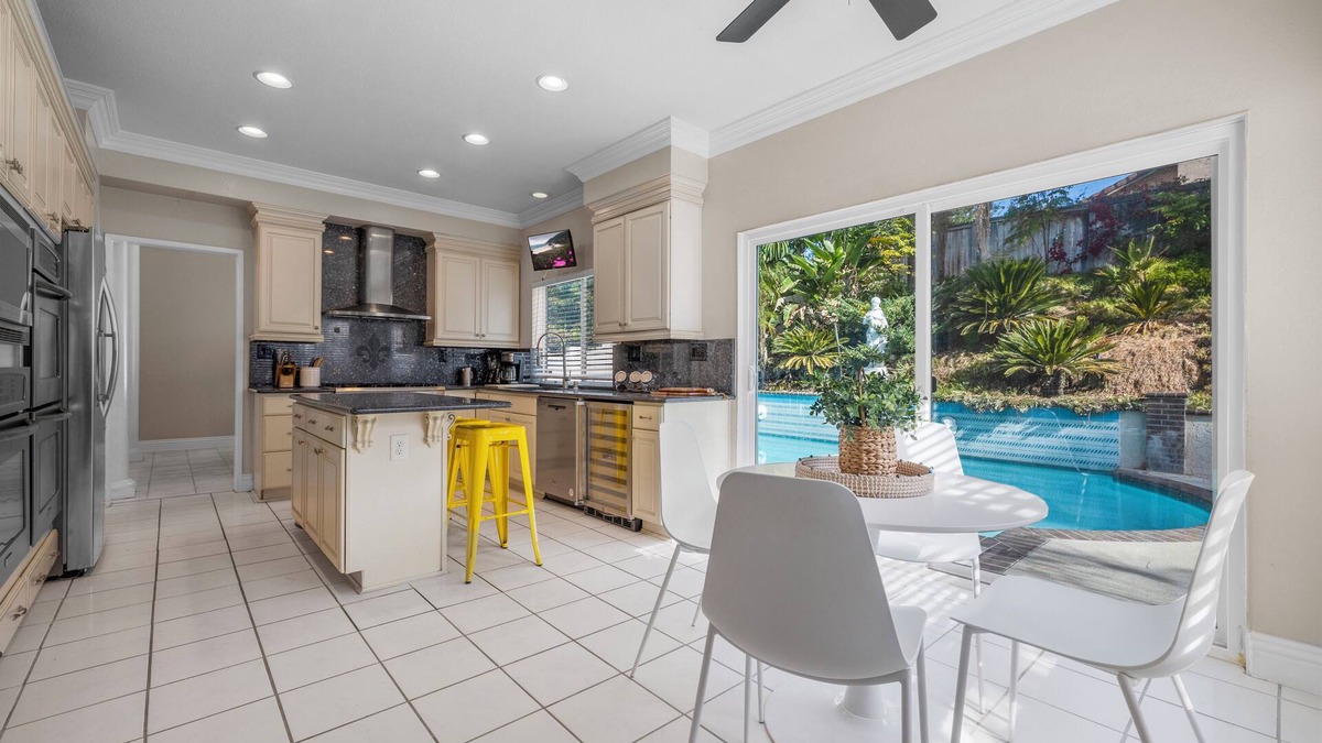 Corona House | Cozy 5-Bedroom Retreat with Pool, Jacuzzi & Game Room nn