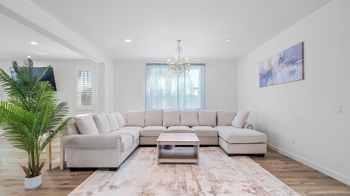 Ontario House | Cozy 5B4.5B｜Communal Pool｜Pets OK｜Garage & Driveway｜Specious Backyard #42465