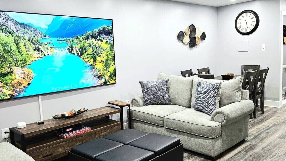 Newbold House | Cozy 5BR Home, City Center, Live! Casino, Hot tub with city View