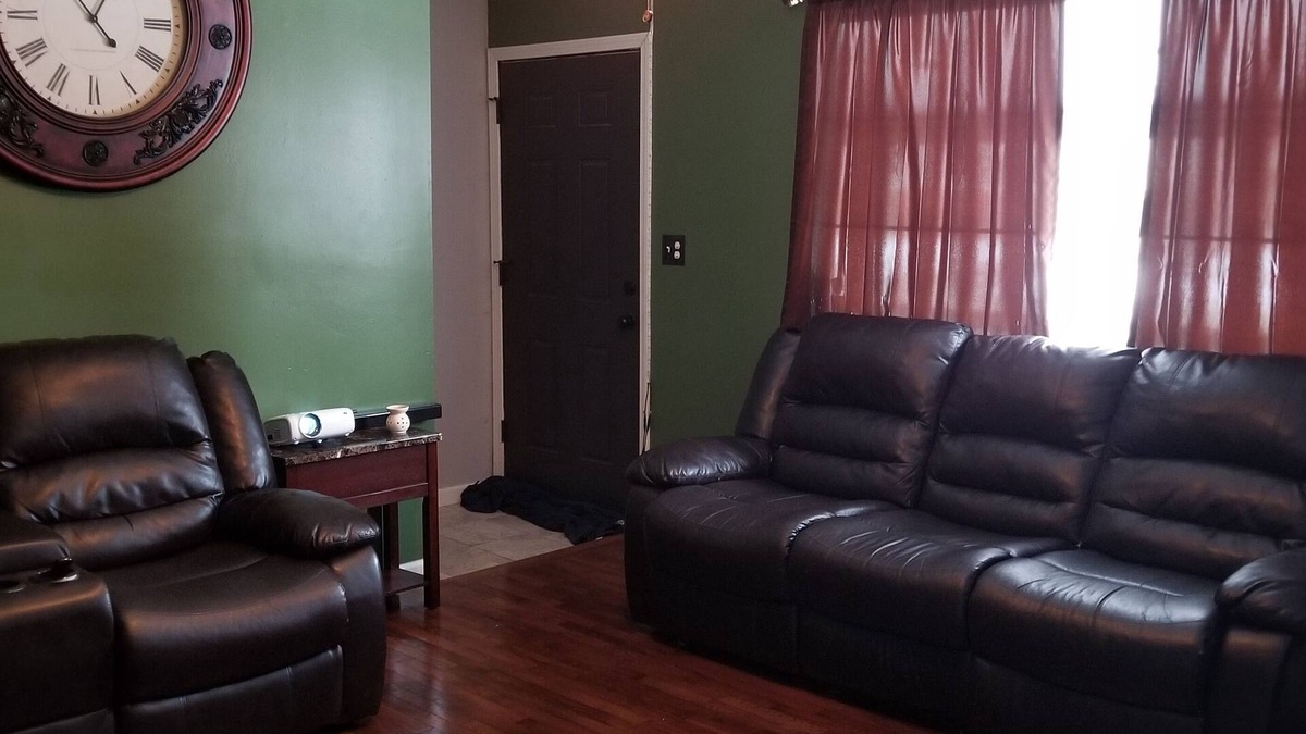 Whittaker House | Cozy 6 bedroom home located 14 miles from Detroit Metro Airport.