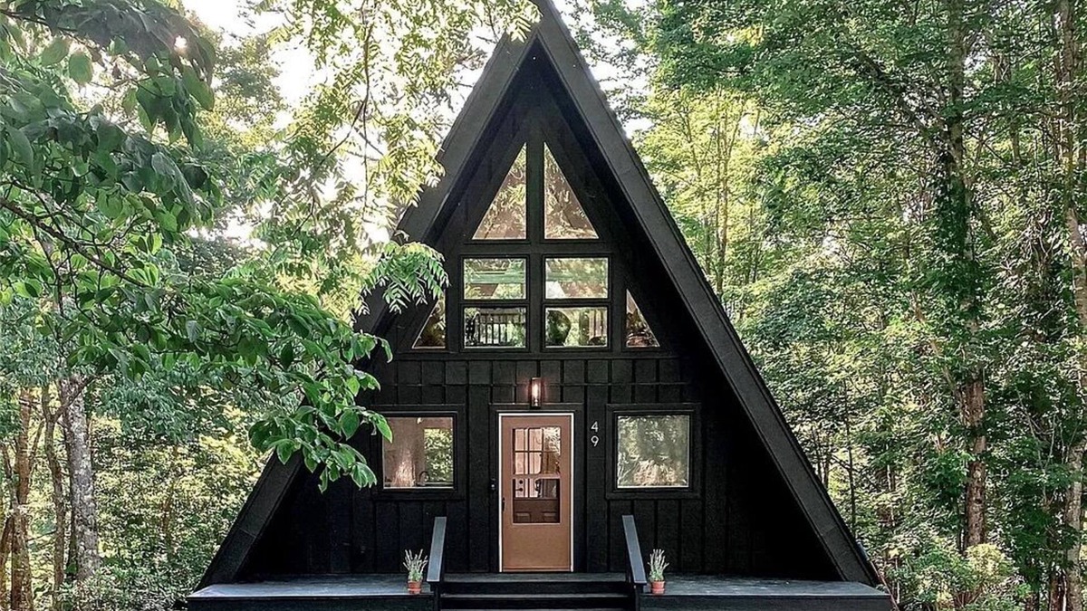 Cullowhee Cabin | Cozy A-Frame ~10 min to Cashiers - Pet Friendly, Firepit, + Hot tub!