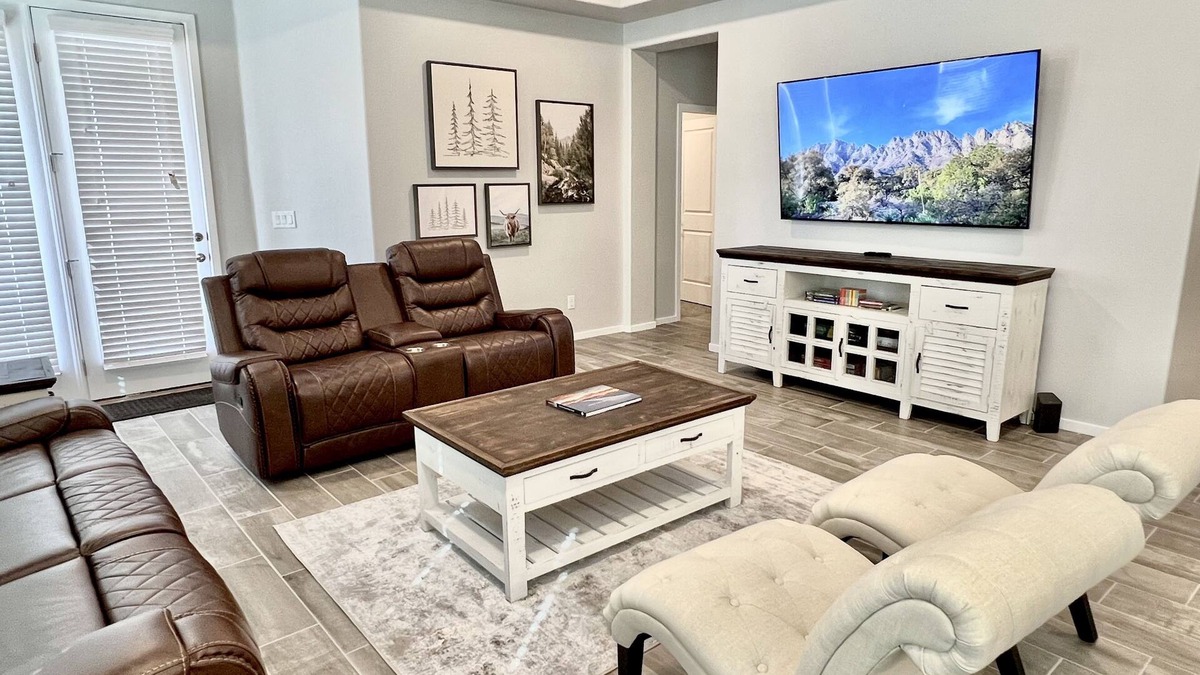 Las Cruces House | Cozy Alamo Casita 4br/2ba with Mini Golf in the backyard.