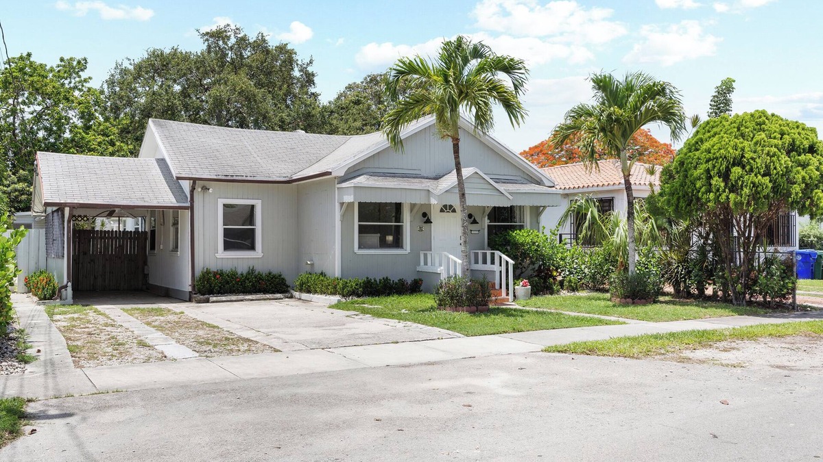 Coral Way House | Cozy and comfortable Grove area home. 7 bedrooms/5 baths, perfect for big groups