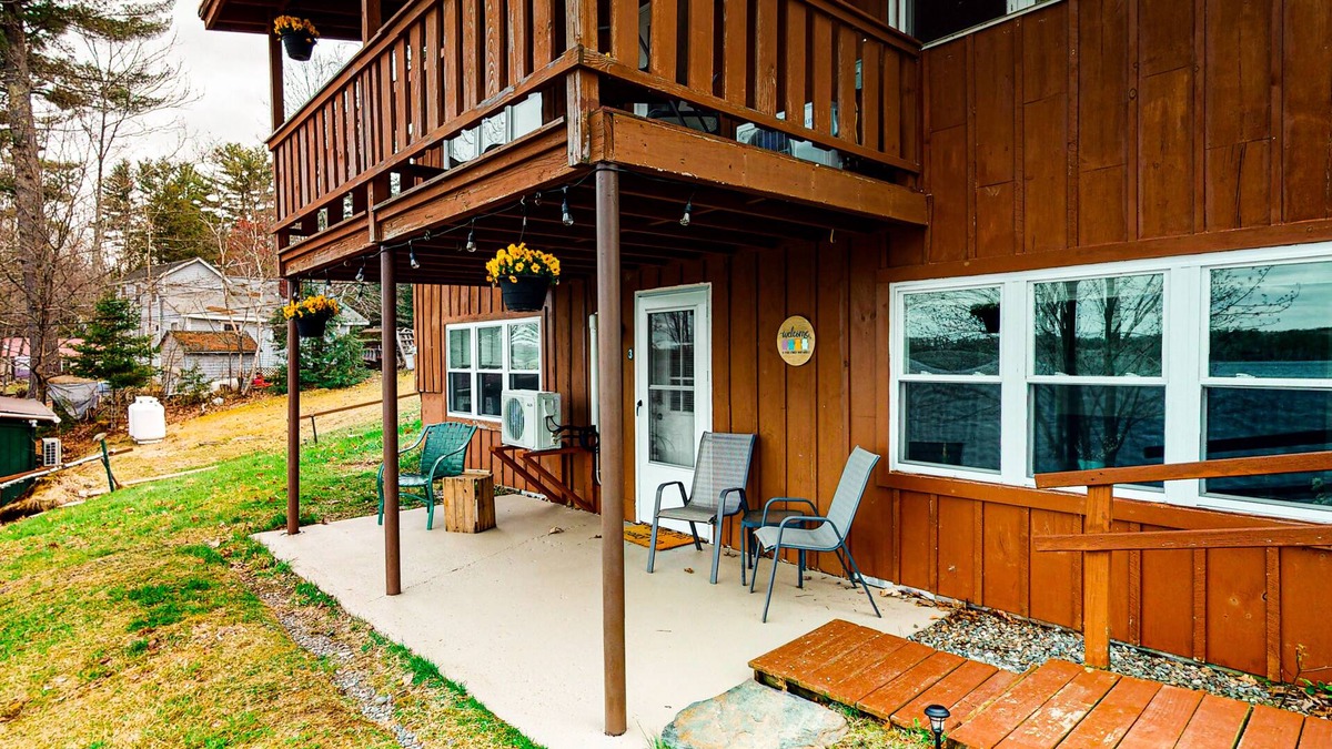 Weeks Mills House | Cozy and comfortable lakefront duplex with swimming dock & WiFi - dogs welcome