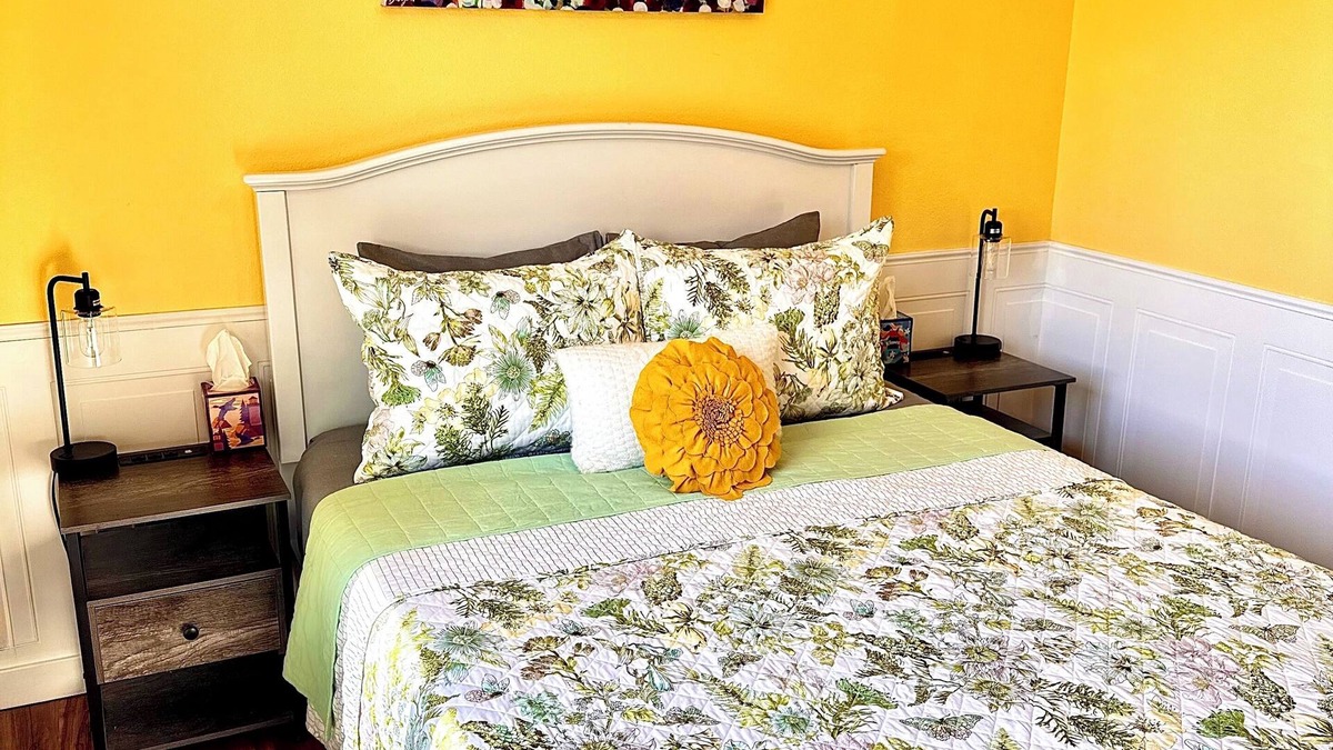 Happy Valley Cottage | Cozy and private. 6 min drive to Beach with volcanic views.