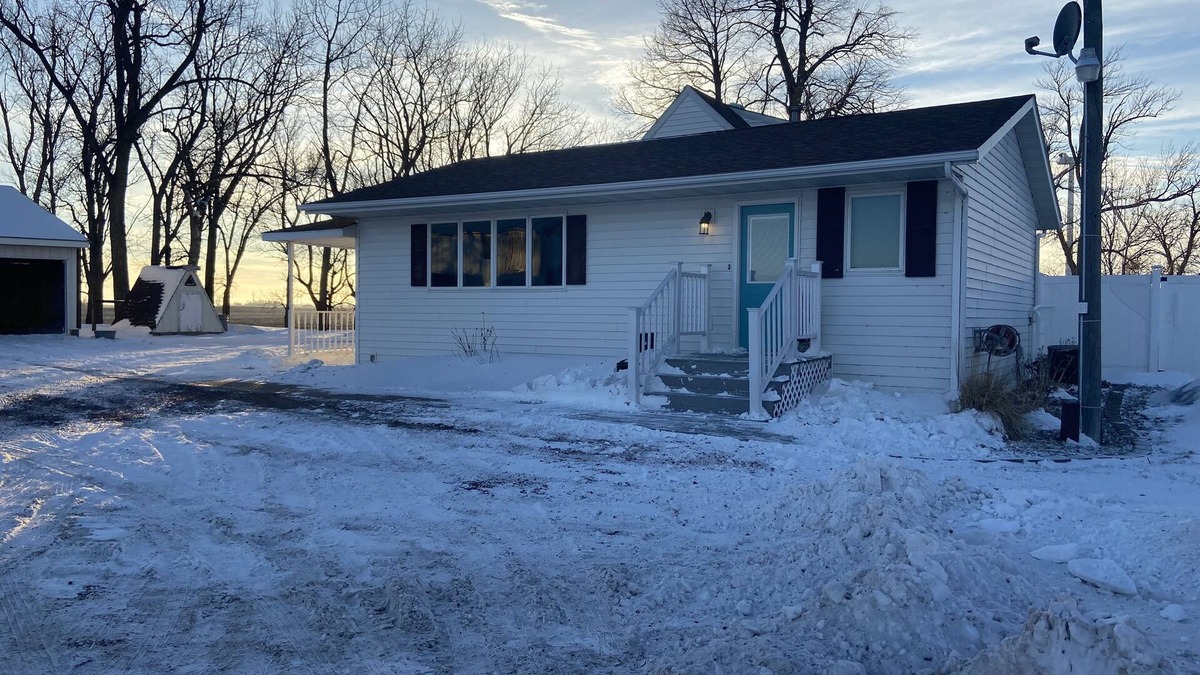 Cottonwood County Other | Cozy and quaint farmhouse on an acreage