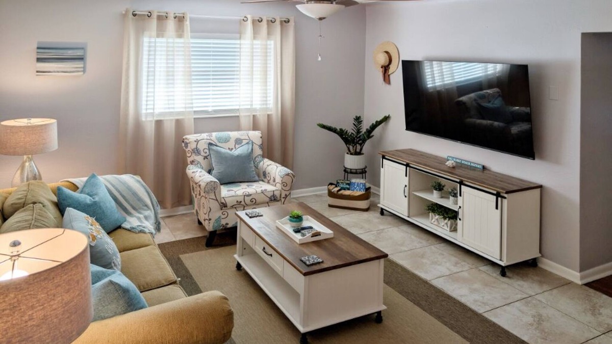 South Pinellas Community Council Apartment | Cozy and Quiet Dog-Friendly Retreat, Perfectly Located Near Madeira Beach.