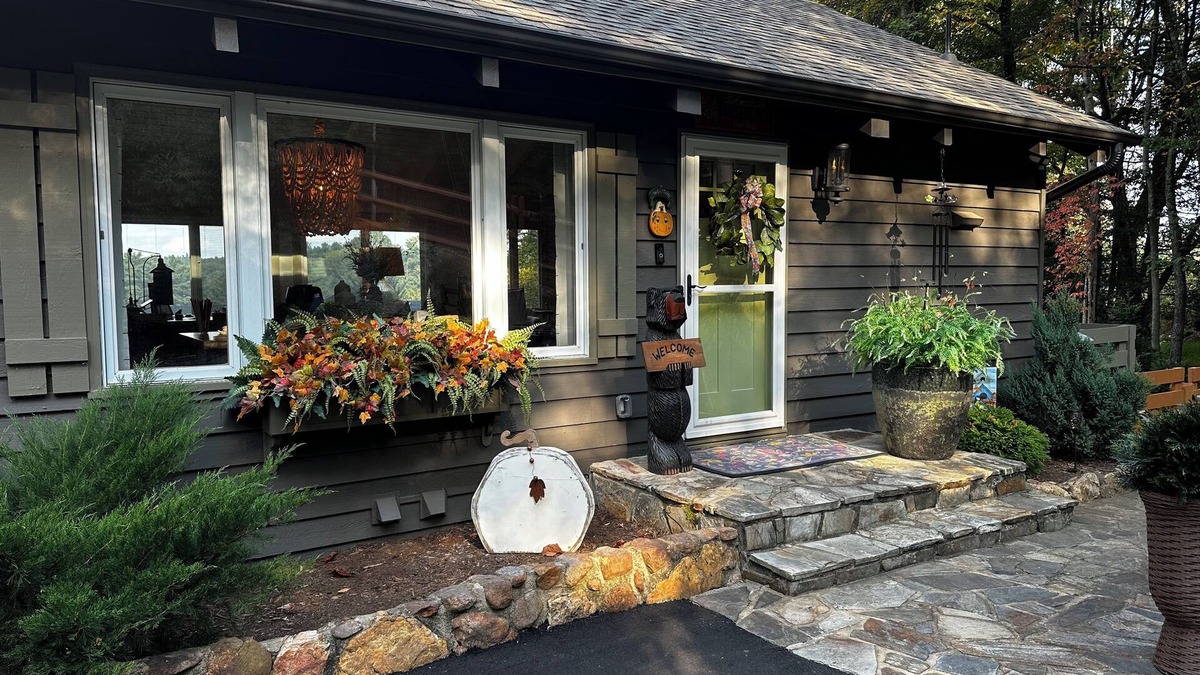 Roaring Gap Cottage | Cozy and Quiet Four Bedroom Cottage on a Golf Course in Glade Valley, NC.