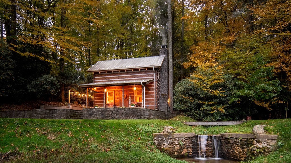 Deep Gap Cabin | Cozy and Romantic - Hot Tub - King Bed - Fireplace