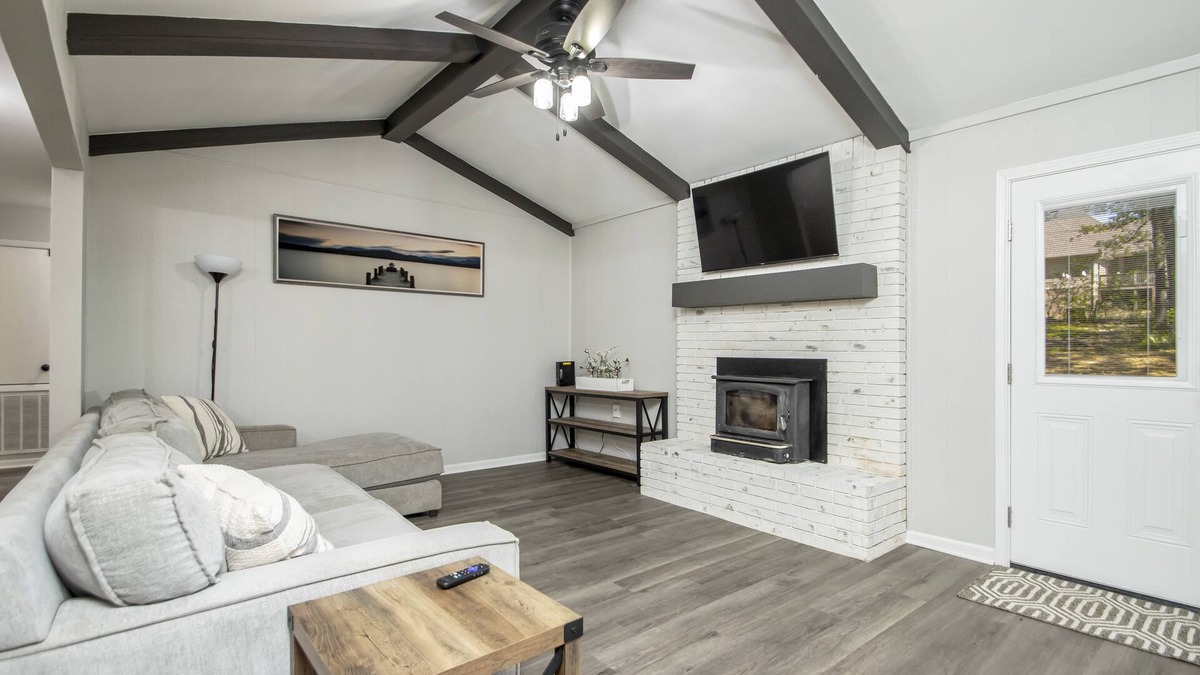 Benton House | Cozy and Serene 3 Bed 3 Bath in Great Area Close to Everything