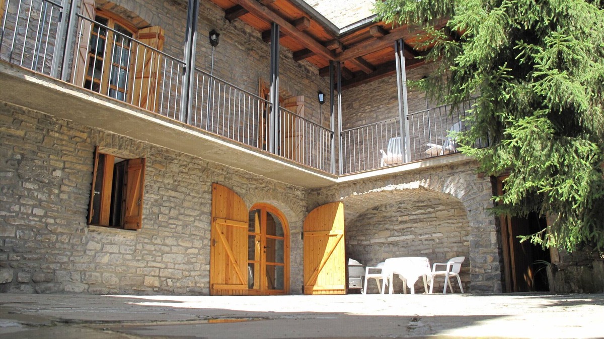 Biescas House | Cozy and sunny Casa Rural Biescas with chimineas,