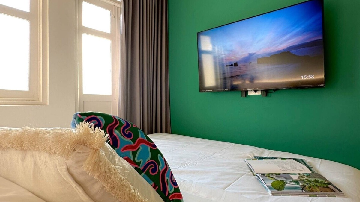 Pom Prap Apartment | Cozy and large bed. Working space, 350m to MRT and Chinatown