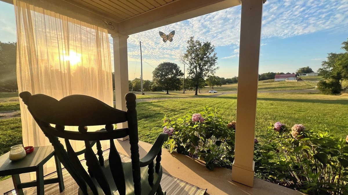 Madison House | Cozy and tucked away retreat in Nashville's hidden gem neighborhood