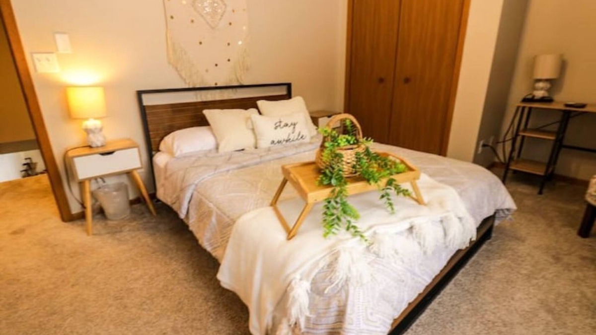 Wisconsin Dells House | Cozy and welcoming Waterfront Boho Retreat -Central location