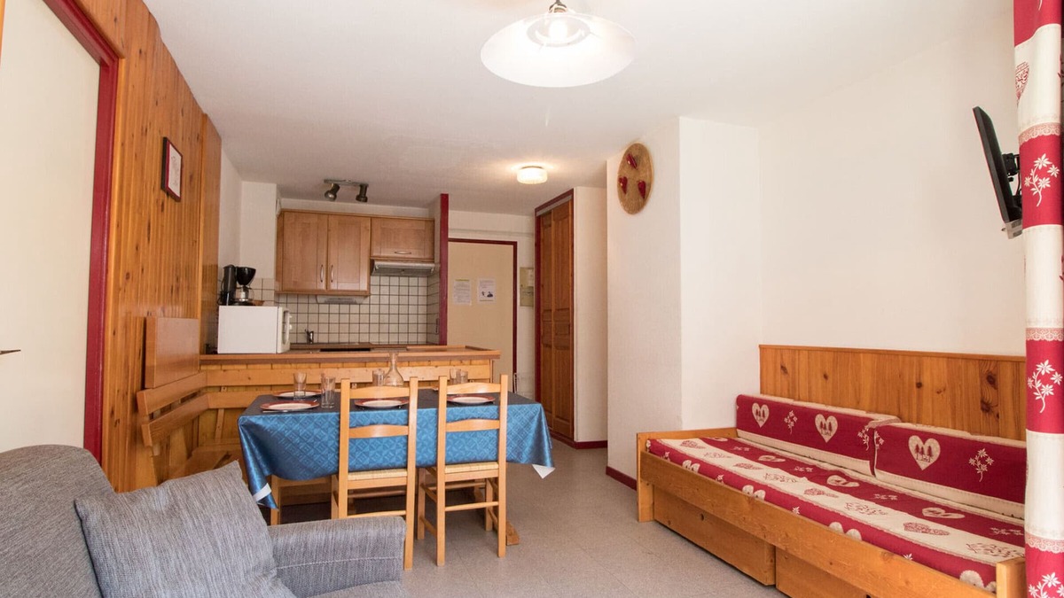 Val Cenis Apartment | Cozy apartment for 7 in Val Cenis Lanslebourg, 300m from slopes, balcony, and close to amenities