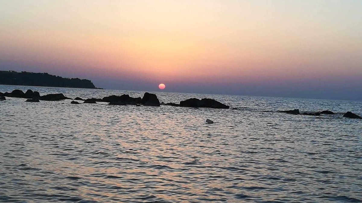 Milianni Apartment | Cozy apartment a stone's throw from the sea, with private parking space