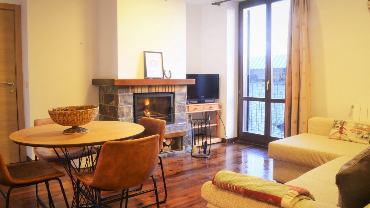 Esterri D'Aneu Apartment | Cozy apartment with a big fireplace