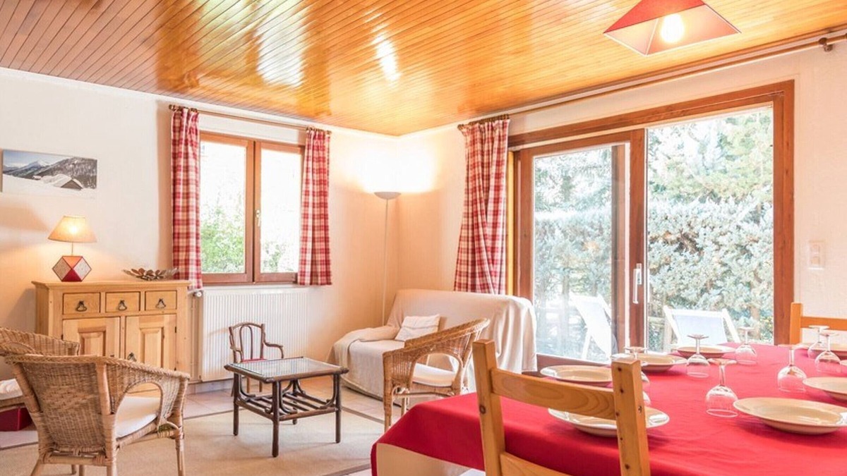 Saint-Chaffrey Apartment | Cozy apartment for 8, near slopes, fireplace