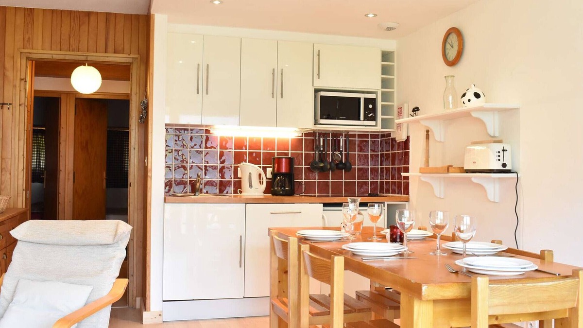 Meribel Apartment | Cozy Apartment for 6 in Méribel, 2 Bedrooms, Parking, Close to Ski Lift