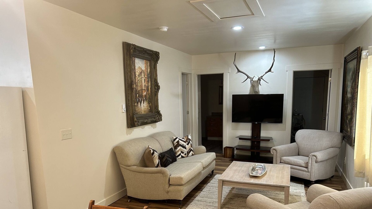 Rifle Apartment | Cozy apartment hunters and traveling professionals welcome!