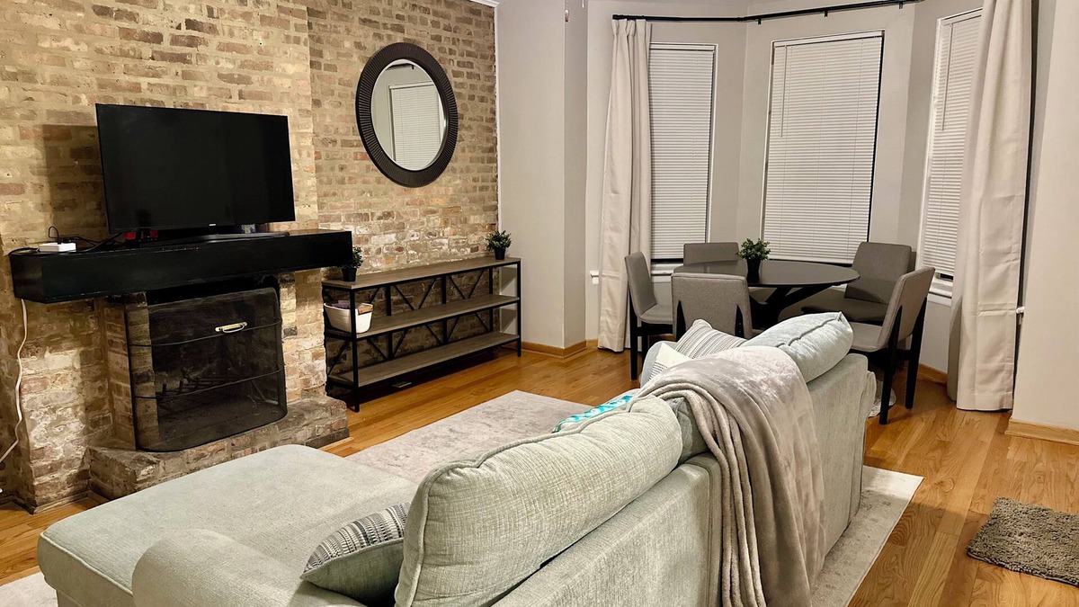 Park West Apartment | Cozy apartment near zoo, DePaul, Oz Park and much more!