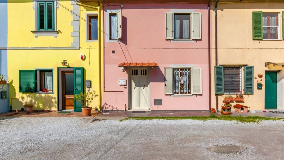 Pisa Apartment | Cozy apartment of 80 sqm, able to accommodate up to 3 people, with independent entrance located 9 minutes on foot from Pisa-Galileo Galilei Airport and 7 minutes on foot from the Central Station.The area is well connected by public transport, thanks to w