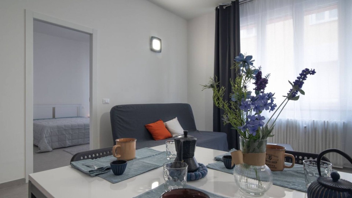Old Town Apartment | Cozy apartment of 85 sqm located on the second floor of a building with elevator, perfect for 6 people.The accommodation is located in the city center of Mantua (ZTL limited traffic zone, UNESCO), in less than 5 minutes walk you can reach all the main at